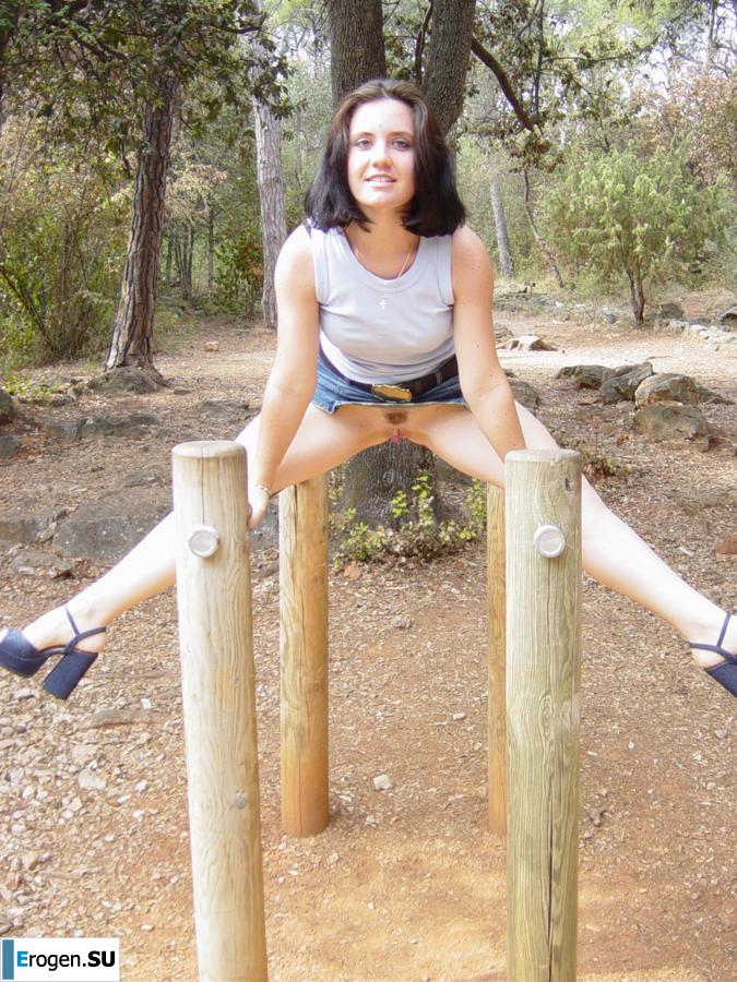 Low-handed brunette. Part 2. Photo 28