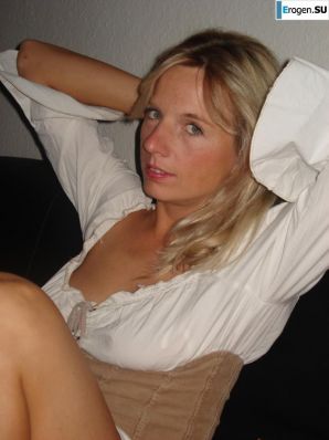 Желанная зрелая немка позирует для своего мальчика. Часть 2. Эскиз 39