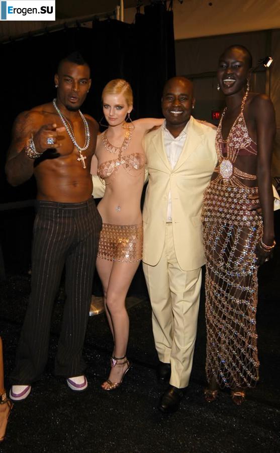 Dressing rooms, latrines, changing rooms for models. Photo 3