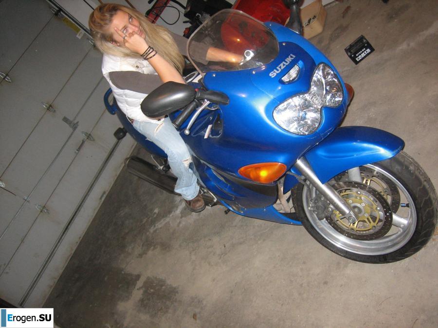 Blonde, muscled and friends. Photo 14