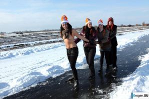 Dutch nudists in winter. Part 2. Thumb 31