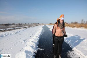 Dutch nudists in winter. Part 2. Thumb 33
