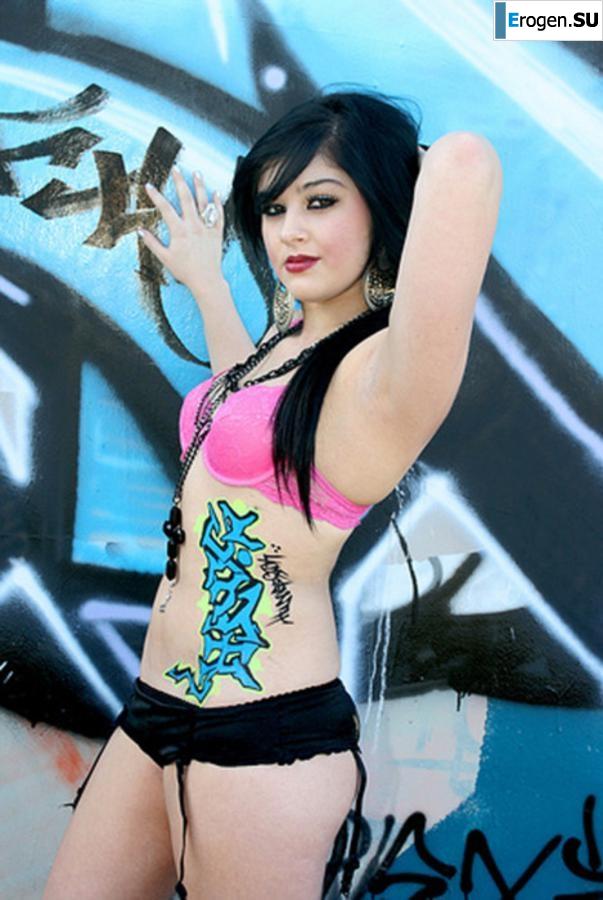 Graffiti on Girls. Photo 19