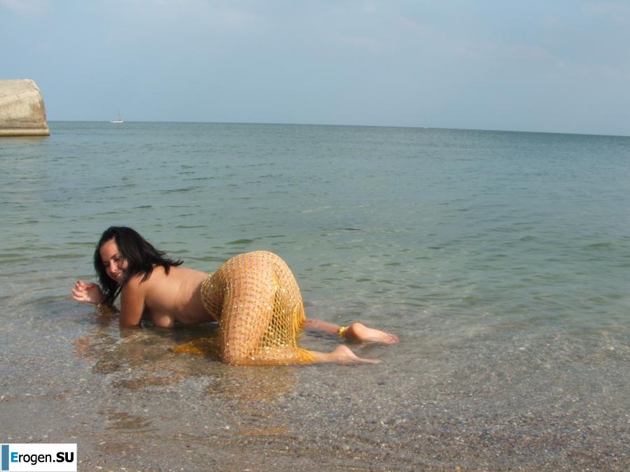 Brunette with forms. Photo 17