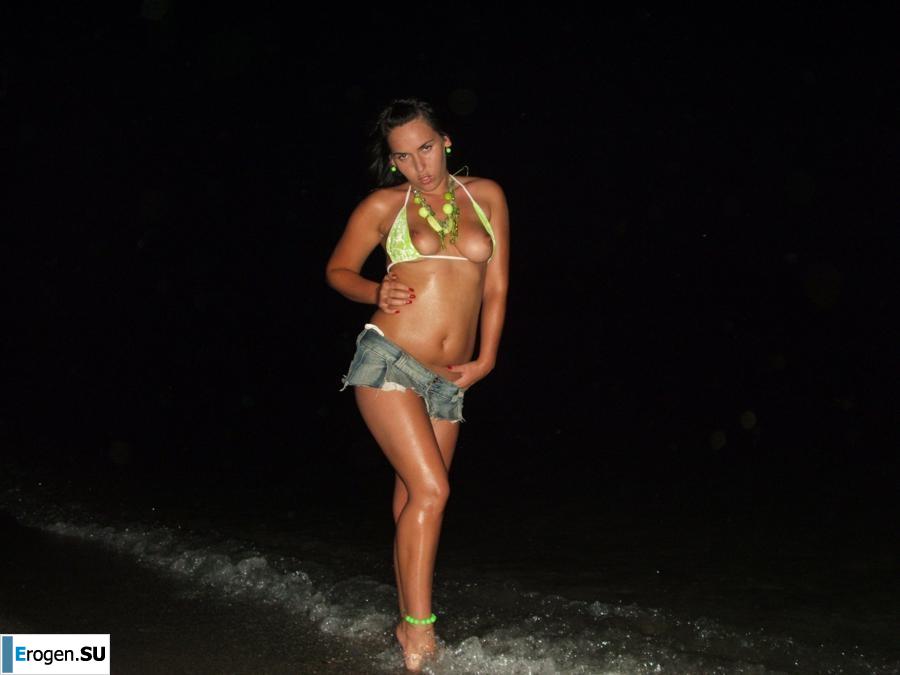 Brunette with forms. Photo 3