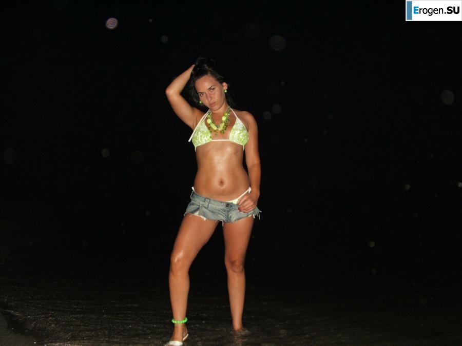 Brunette with forms. Photo 34