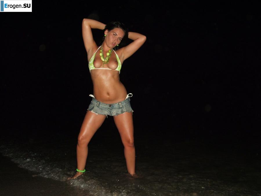 Brunette with forms. Photo 4