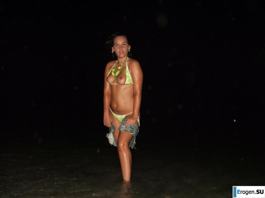 Brunette with forms. Photo 5