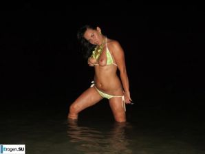 Brunette with forms. Thumb 6