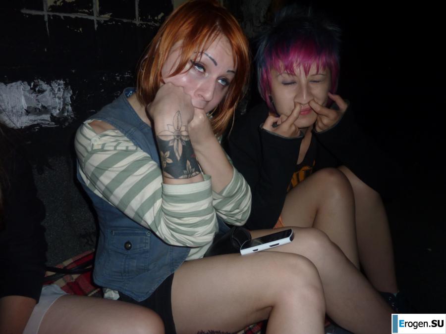 Бухие русские неформалки на крыше. Фото 16