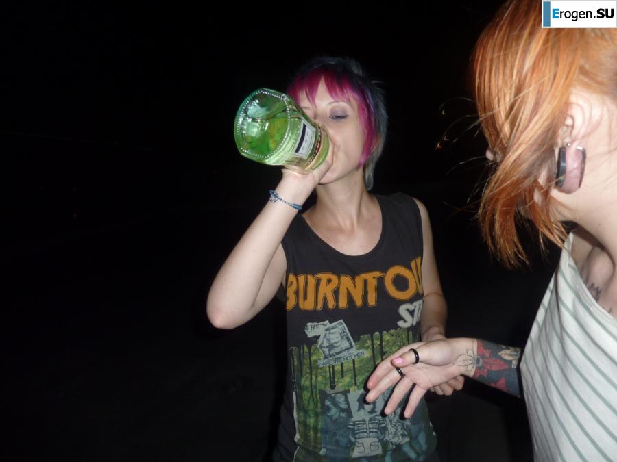 Бухие русские неформалки на крыше. Часть 2. Фото 36