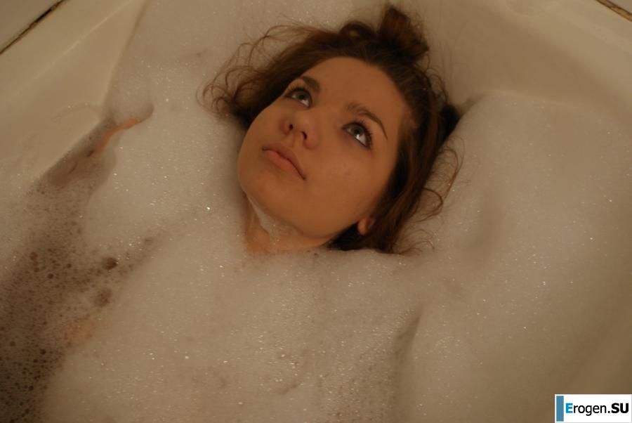 The girl in the bathroom plays with wax. Photo 12