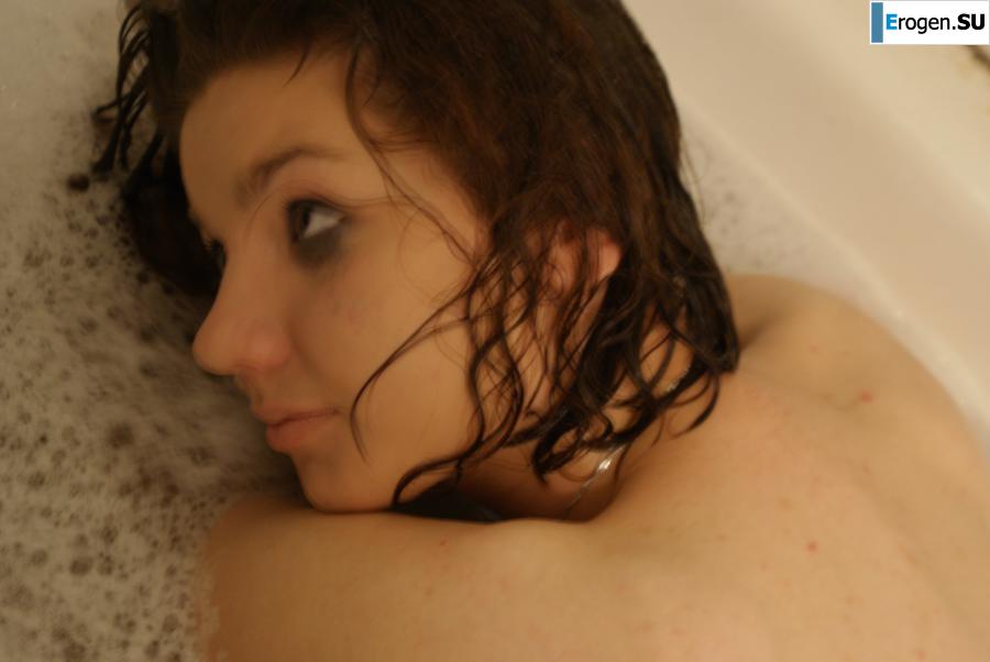 The girl in the bathroom plays with wax. Photo 17