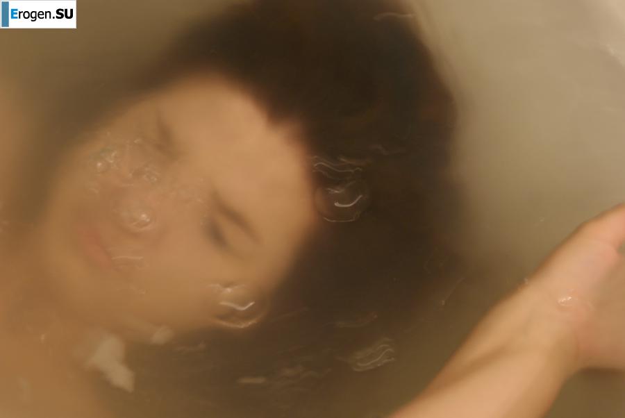 The girl in the bathroom plays with wax. Photo 23