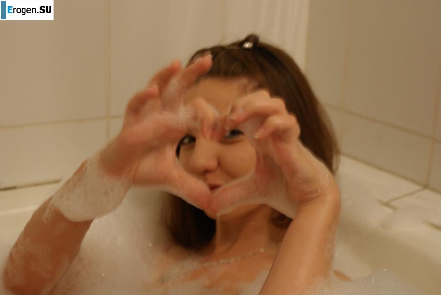 The girl in the bathroom plays with wax. Photo 3