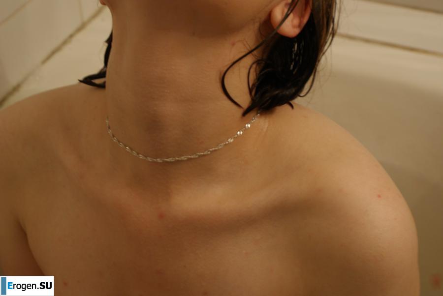 The girl in the bathroom plays with wax. Photo 32