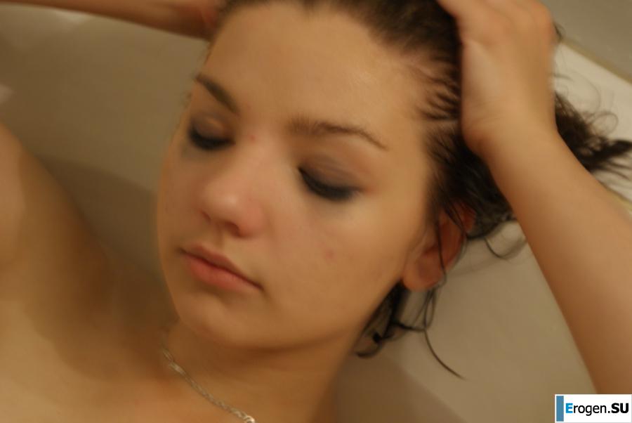 The girl in the bathroom plays with wax. Photo 36