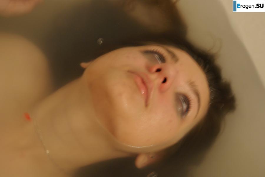 The girl in the bathroom plays with wax. Photo 38