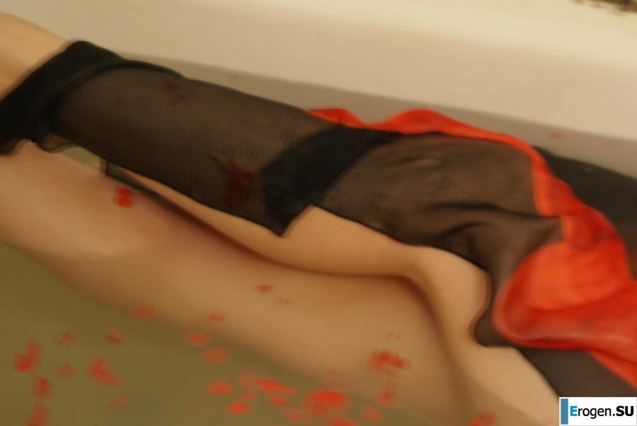 The girl in the bathroom plays with wax. Photo 40