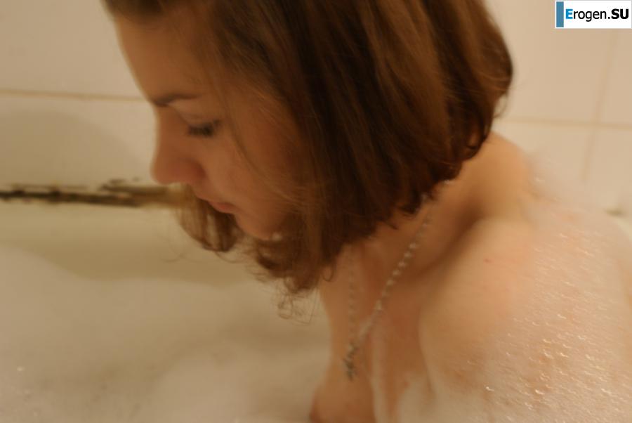 The girl in the bathroom plays with wax. Photo 5