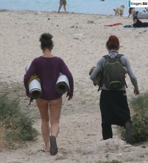 And again, hippies. Now on the beach. Thumb 16