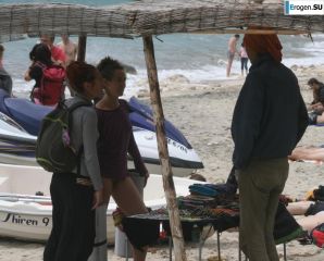 And again, hippies. Now on the beach. Thumb 18