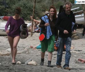 And again, hippies. Now on the beach. Thumb 20