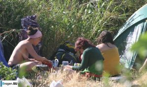 And again, hippies. Now on the beach. Thumb 37