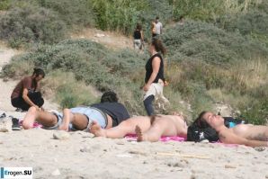 And again, hippies. Now on the beach. Thumb 38