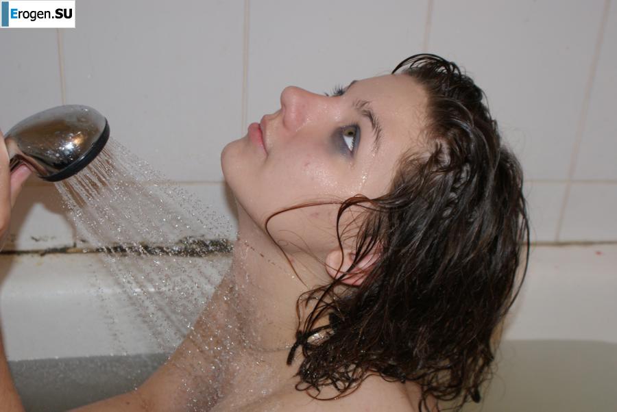 Девонька в ванной играет с воском. Часть 2. Фото 11