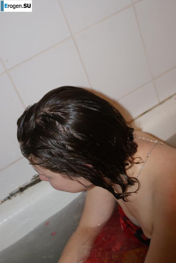 Девонька в ванной играет с воском. Часть 2. Фото 16