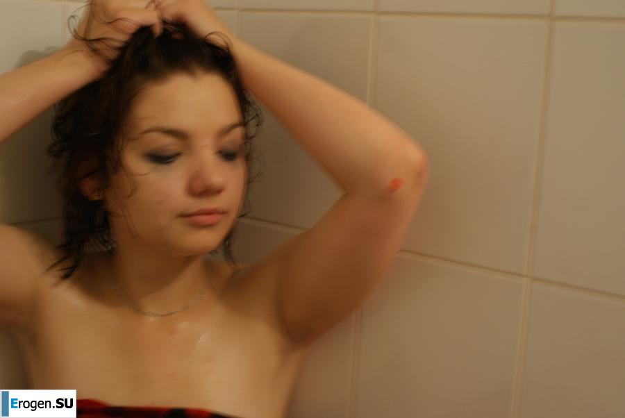 Девонька в ванной играет с воском. Часть 2. Фото 8