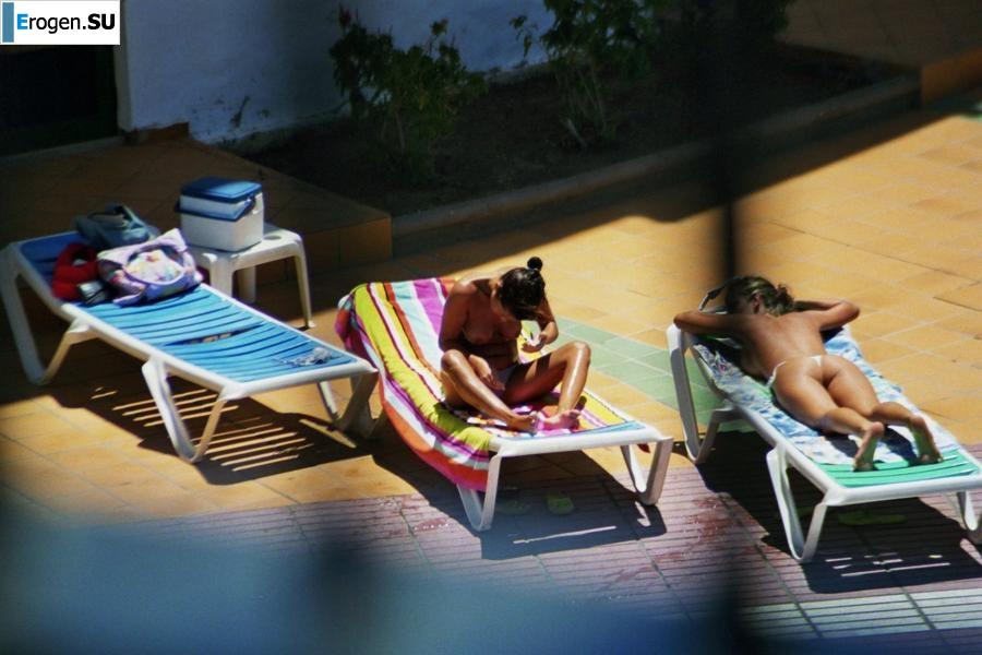 Девушки загорают топлесс возле бассейна. Часть 2. Фото 30