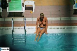 Девушки загорают топлесс возле бассейна. Часть 2. Эскиз 13