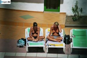 Девушки загорают топлесс возле бассейна. Часть 2. Эскиз 18