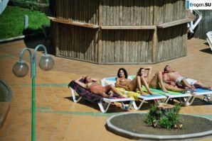 Девушки загорают топлесс возле бассейна. Часть 2. Эскиз 25