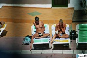 Девушки загорают топлесс возле бассейна. Часть 2. Эскиз 7