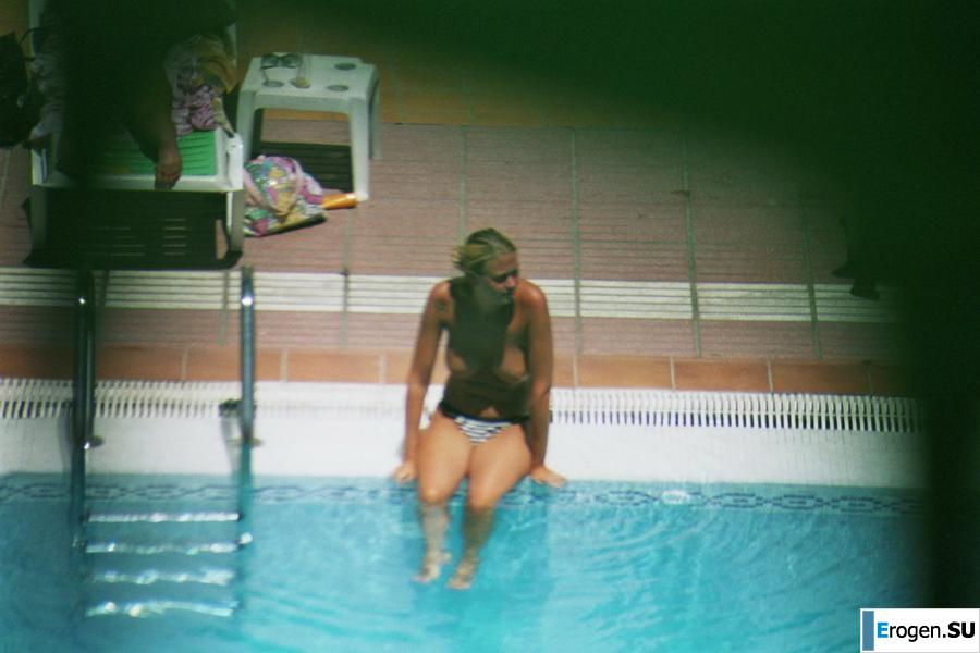 Девушки загорают топлесс возле бассейна. Часть 3. Фото 10