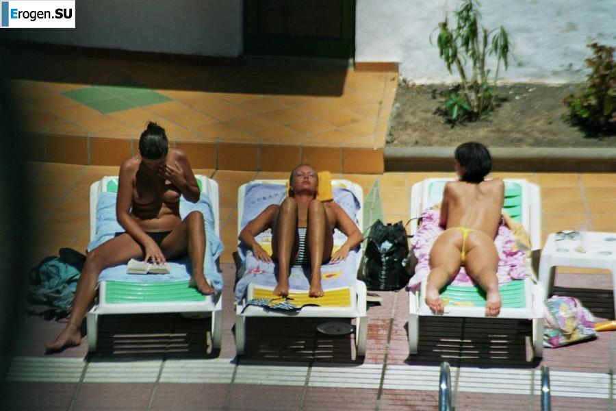 Девушки загорают топлесс возле бассейна. Часть 3. Фото 14