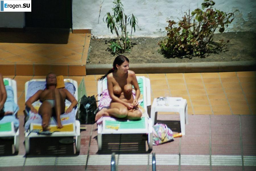 Девушки загорают топлесс возле бассейна. Часть 3. Фото 15