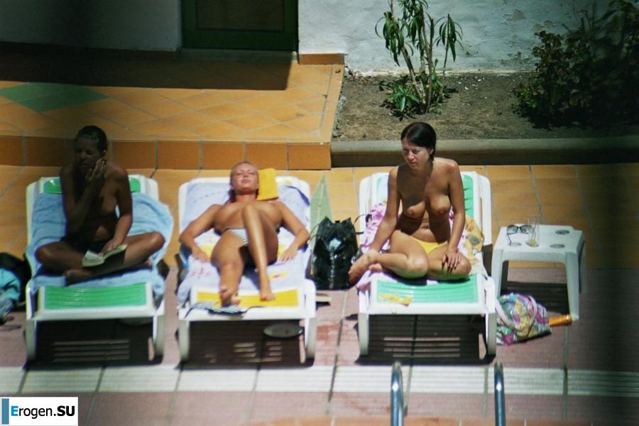 Девушки загорают топлесс возле бассейна. Часть 3. Фото 18