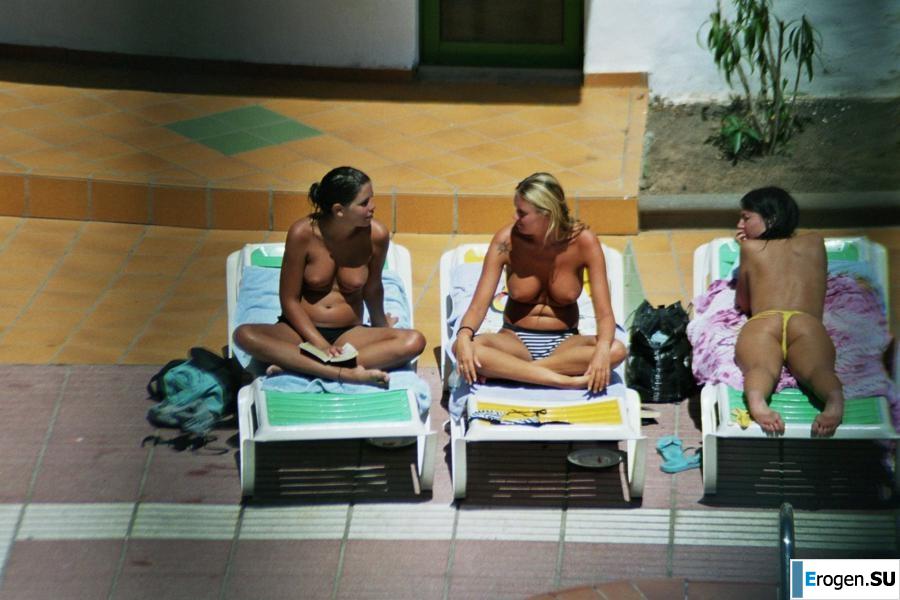 Девушки загорают топлесс возле бассейна. Часть 3. Фото 19