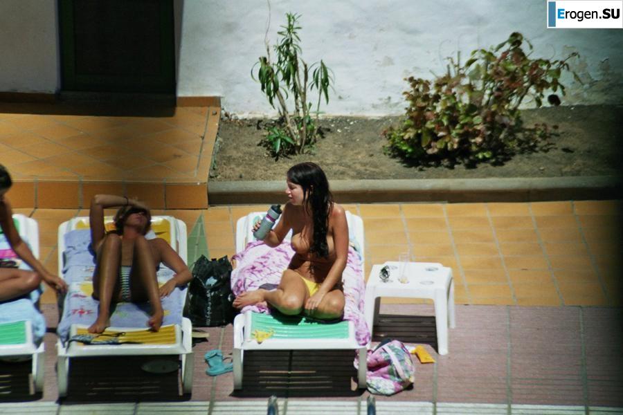 Девушки загорают топлесс возле бассейна. Часть 3. Фото 22