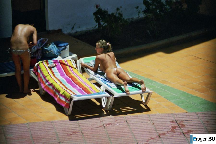 Девушки загорают топлесс возле бассейна. Часть 3. Фото 23