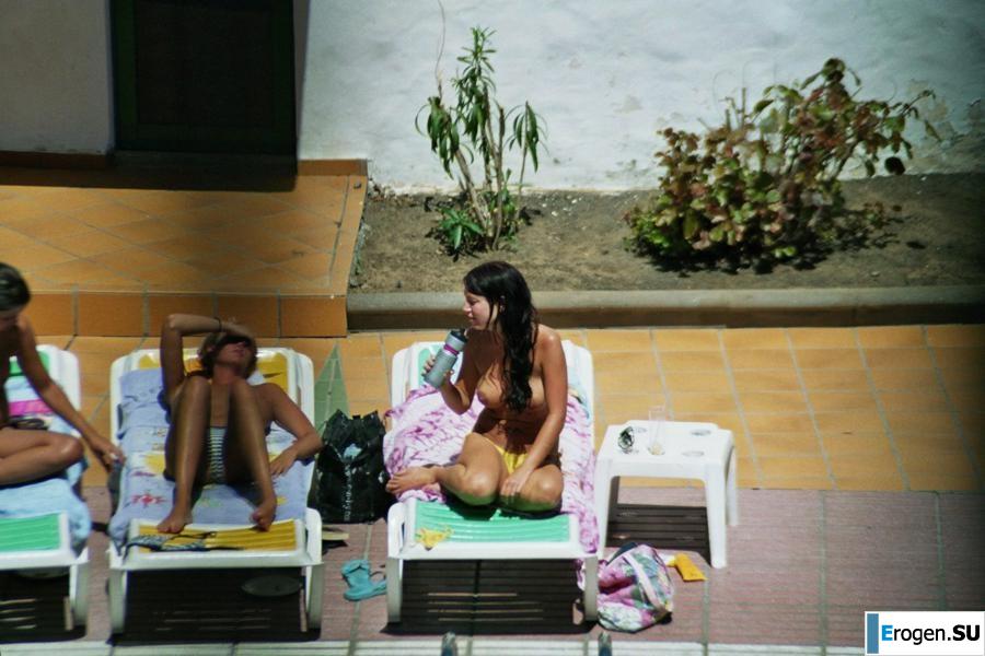 Девушки загорают топлесс возле бассейна. Часть 3. Фото 24