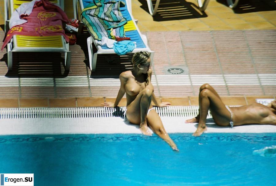 Девушки загорают топлесс возле бассейна. Часть 3. Фото 27