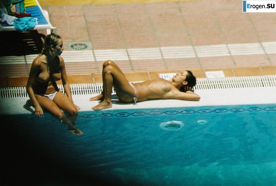 Девушки загорают топлесс возле бассейна. Часть 3. Фото 28