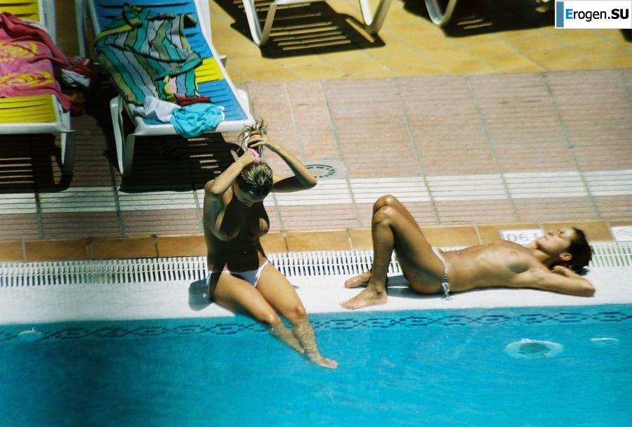 Девушки загорают топлесс возле бассейна. Часть 3. Фото 32