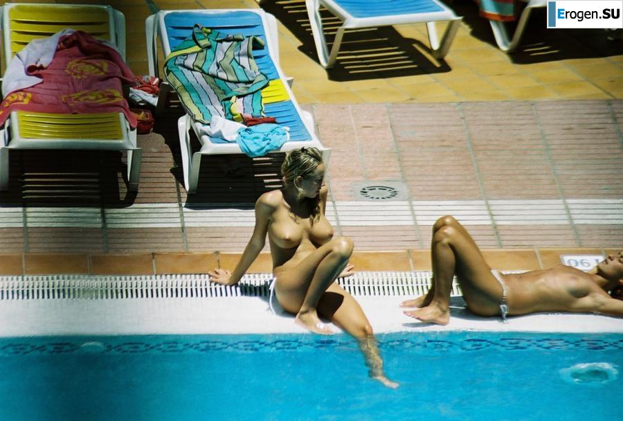 Девушки загорают топлесс возле бассейна. Часть 3. Фото 33