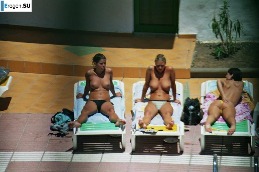 Девушки загорают топлесс возле бассейна. Часть 3. Фото 7